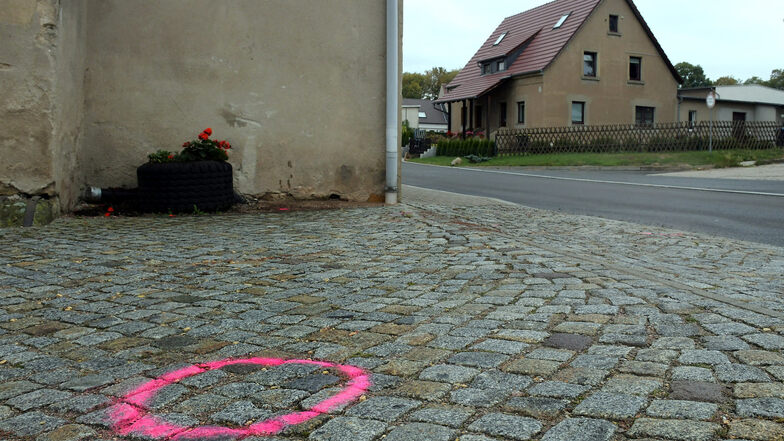 An dieser Stelle im Ostrauer Ortsteil Clanzschwitz ist der 56-jährige Motorradfahrer an die Hauswand geprallt.