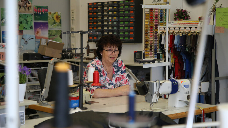 Beate Philipp ist Schneidermeisterin und seit drei Jahren selbstständig.
Als der Adler-Modemarkt 1994 öffnete war sie eine der ersten Mitarbeiter dort.