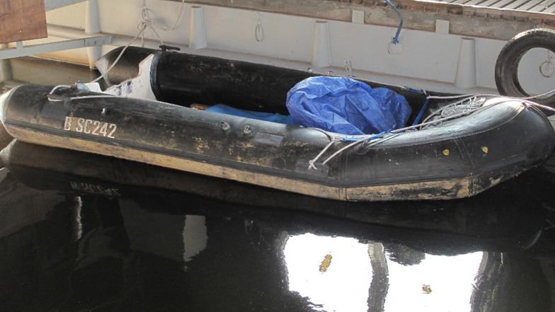 Die Polizei sucht den Besitzer dieses Schlauchbootes, das in der Elbe gefunden wurde.