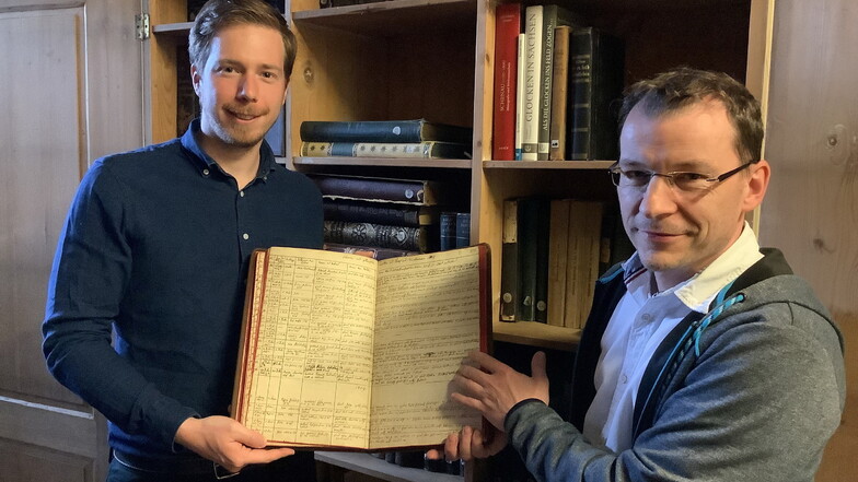 Wer hat das älteste Großschönauer Kirchenbuch?