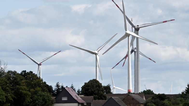 Am Rand von Feldheim drehen sich Windräder. Der Ortsteil betreibt 55 Windanlagen, eine Biogasanlage und eine Solaranlage.