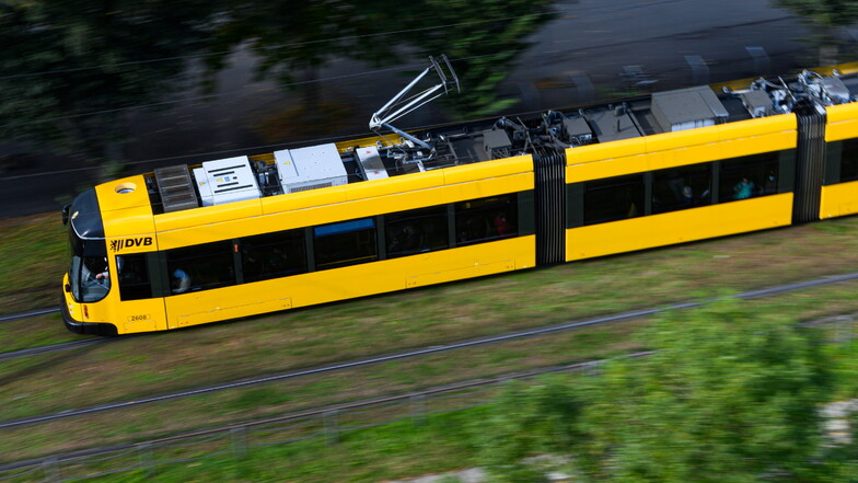 Die Straßenbahnen sollen künftig schneller durch Dresden kommen, um Geld zu sparen.