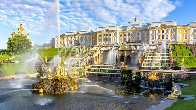 Die ehemalige Zarenresidenz Peterhof wird oft als das Versailles Russlands bezeichnet.