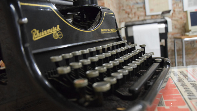 Die nostalgische Schreibmaschine – ein Zeuge vergangener Schreibkunst und Kommunikation.
