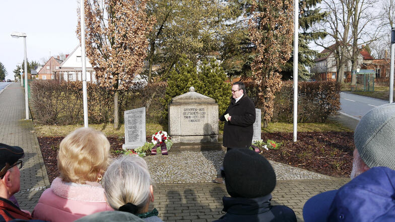 Das Mahnmal mit den beiden neuen Gedenktafeln ist eingeweiht worden. Dietmar Müller sagte ein paar Worte zur Geschichte.