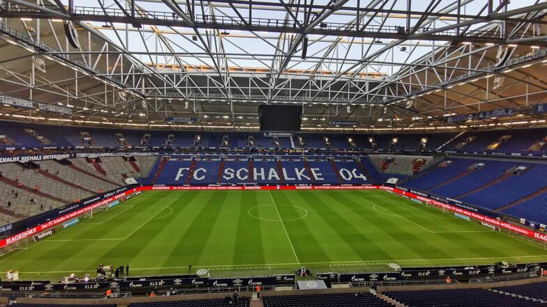 Das Dach ist geöffnet in der Veltins-Arena in Gelsenkirchen. Seit 20.30 Uhr rollt hier der Ball.