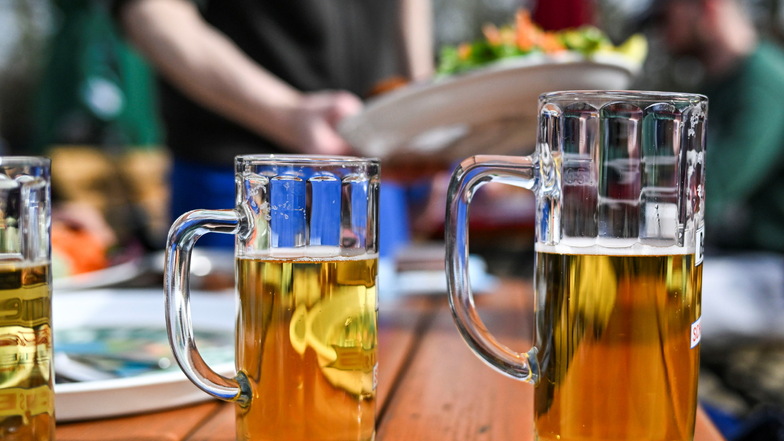 Sommerliche Temperaturen: Darauf ein Prosit. Die Biergartensaison in Pirna ist eröffnet.