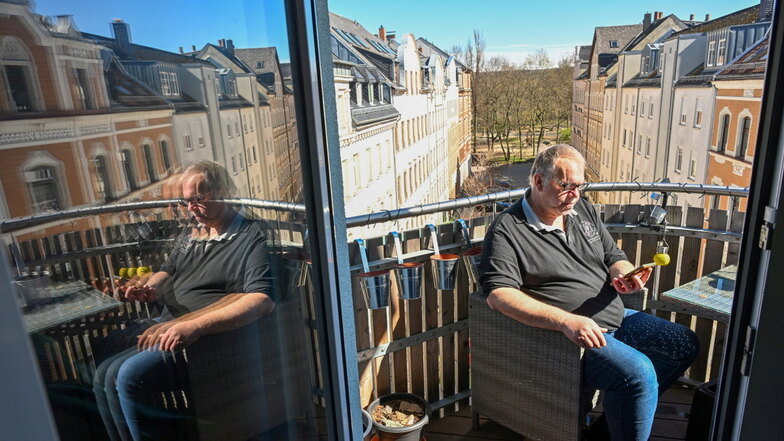Ulrich Preuß aus Chemnitz auf dem Balkon seiner Wohnung: Nach einem Herzinfarkt, einem Schlaganfall und drei Lungenembolien ist der allein lebende 55-Jährige auf Hilfe angewiesen. Den gesamten Monat März musste er ohne Konto auskommen.