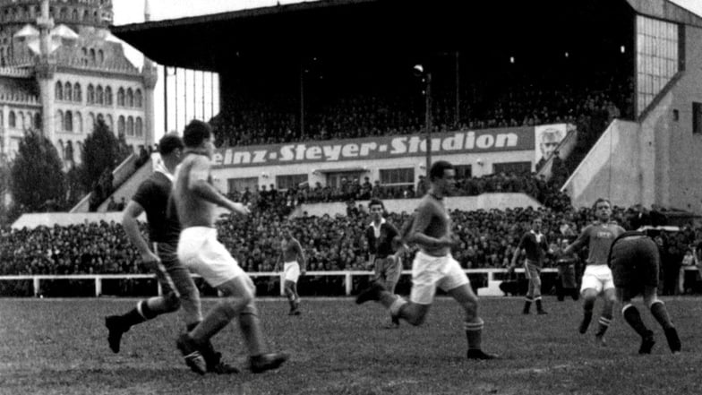 Kein Platz war mehr frei bei den Fußballspielen in den Nachkriegsjahren. 1950 bezwang die SG Deutsche Volkspolizei, 1953 in Dynamo Dresden umbenannt, im Heinz-Steyer-Stadion in einem Freundschaftsspiel ATK Prag mit 1:0.