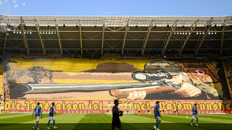 Das Banner bedeckte den gesamten K-Block im Rudolf-Harbig-Stadion, war also nicht zu übersehen – ebenso wie die Botschaft der Dynamo-Fans.