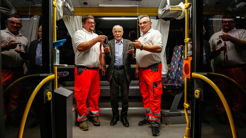 Die beiden Fahrer Kenny Göbel (links) und René Illig mit dem Generaldirektor des Marokkanischen Roten Halbmond, Abdeslam Makroumy.