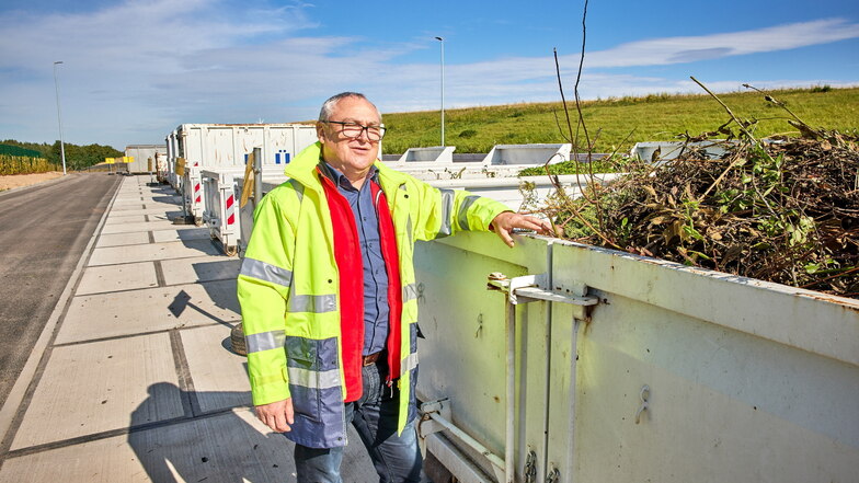 Olaf Müller von der Geschäftsführung des hiesigen Abfallzweckverbandes ZAOE steht an einem Container, in dem Grünschnitt gesammelt wird.
