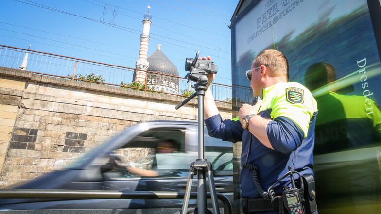 Die Kamera hilft bei der Beweissicherung. Polizeihauptmeister beim Einsatz auf der Könneritzstraße in Dresden.