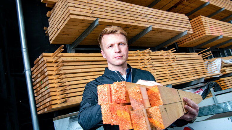 Sebastian Weimert, Geschäftsführer der Firma Weimert Bedachung in Döbeln, im Holzlager. Das ist noch etwas besser gefüllt als bei manch anderen Unternehmen, das mit Holz arbeitet.