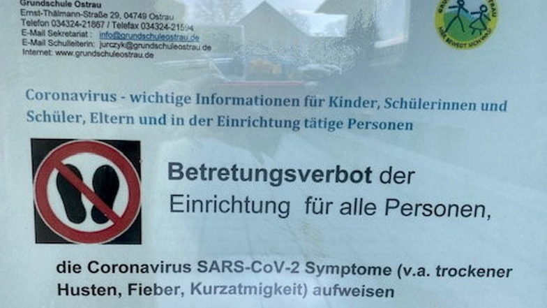 Am Eingang der Ostrauer Grundschule wird auf ein Betretungsverbot für alle Personen hingewiesen, die Corona-Symptome aufweisen.