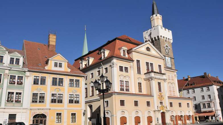 Am Löbauer Rathaus wird am 8. Juli die grün-weiße Flagge gehisst.