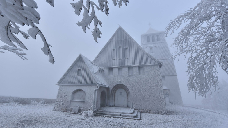 Die Kirche in Zinnwald hüllte sich in ein zartes Raureif-Kleid.