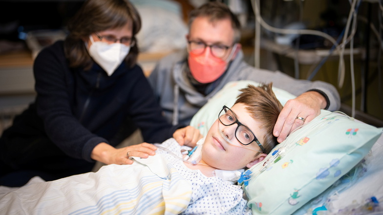 Der 15-jährige Anton Kempe hat einen Herz-Kreislaufstillstand überlebt. Eine Beatmung an der Herz-Lungen-Maschine im Uniklinikum Dresden hat ihn gerettet. Seine Eltern Jana Kempe und Henry Blasche sind dankbar und glücklich.