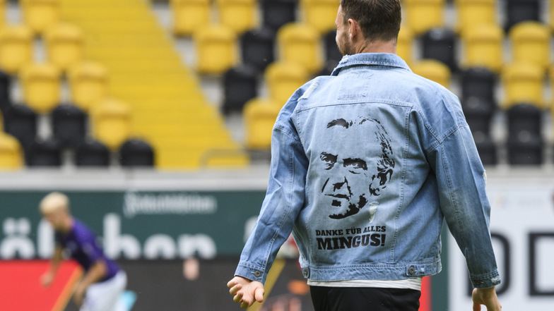 Mit extra gestalteten Jenas-Jacken, Minges Markenzeichen, verabschiedeten sich die Spieler am letzten Spieltag der vergangenen Saison vom Vereinsidol.