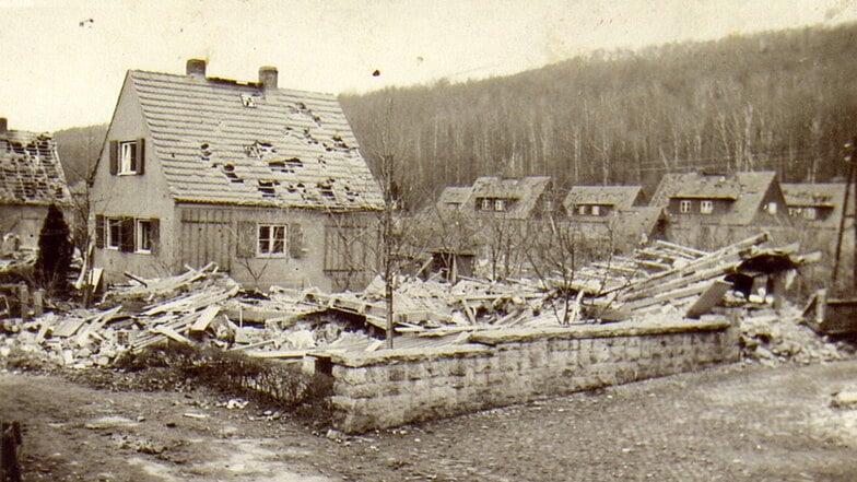 "Das hat uns die Luft genommen." Am Mittag des 15. Februar 1945 schockt ein Bombenangriff die Bewohner von Pirnas "Hermann-Göring-Siedlung". Im Bild das gesprengte Wohnhaus von Frisör Nitsche im Zentrum des beliebten Viertels.
