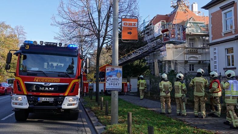 Mann stürzt bei Bauarbeiten in Dresden von einem Hausdach