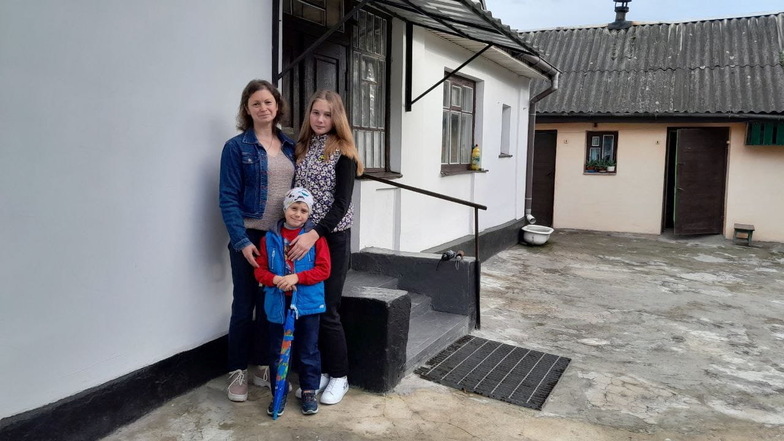 Ljubov Demjantschuk mit ihren Kindern vor ihrem Zuhause. Sie sind nach fünf Monaten in Löbau wieder in die Ukraine zurückgekehrt.