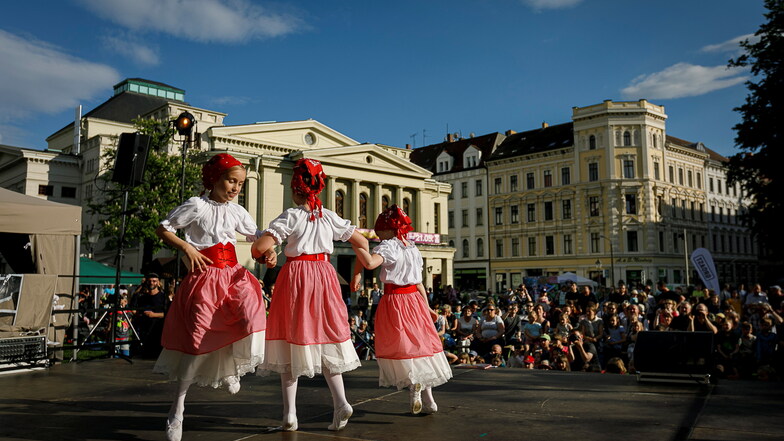 Auf der Bühne bei der Görlitzer Theaterwiese wird am Sonntag wieder getanzt. Auf dem Foto aus dem Jahr 2019 zeigte unter anderem die Kindertanzgruppe der Tanzetage fröhliche Tänze.