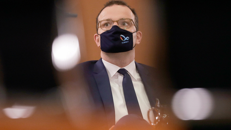 Bundesgesundheitsminister Jens Spahn (CDU) wurde positiv auf das Coronavirus getestet. Das Foto zeigt, dass Spahn noch am Mittwochvormittag im Kanzleramt an der Kabinettssitzung teilnahm.