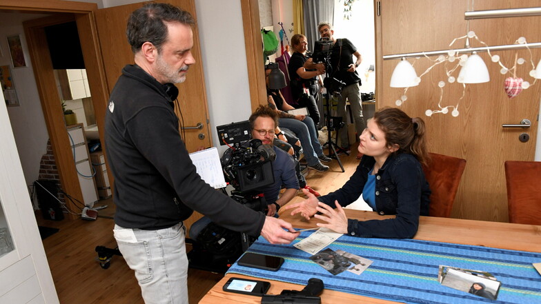 Regisseur Thorsten Schmidt (li.) in Schellerhau im Gespräch mit Schauspielerin Lara Mandoki.