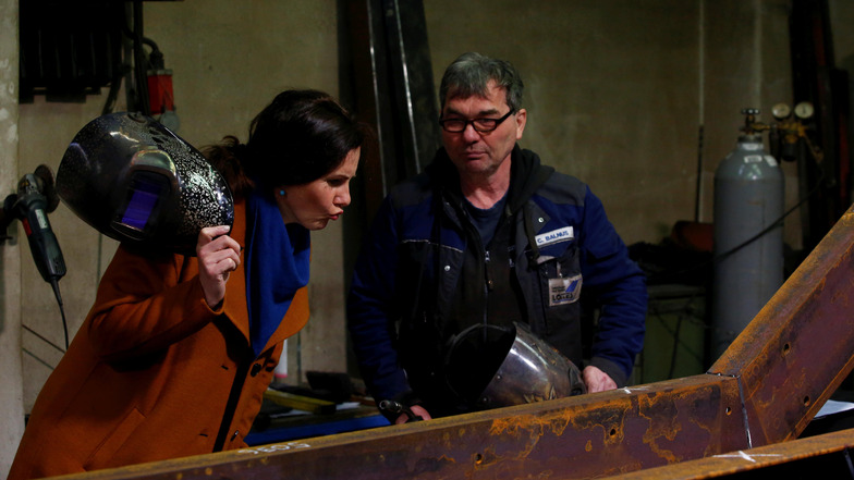 Annett Hofmann durfte beim Schweißen auch schon mal genauer hinsehen - natürlich ordnungsgemäß mit Schweißer-Helm.  