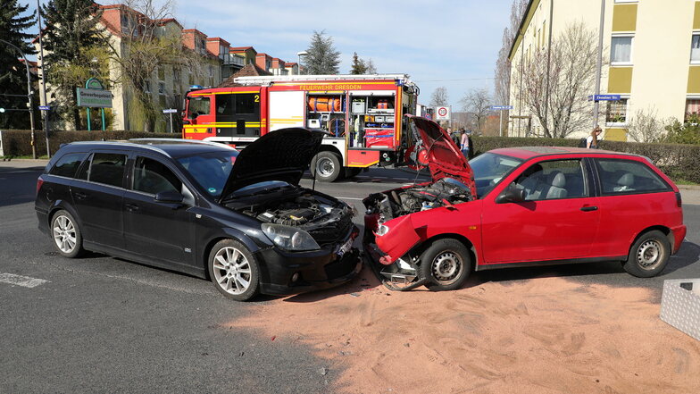 Auf der  Kreuzung Dresdner Straße (B 6)/Grüner Weg kam es zum Zusammenstoß, ein Fahrer wurde verletzt.