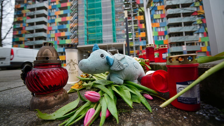 Auch fünf Wochen nach dem Brand erinnern frische Blumen, Kerzen und ein Kuscheltier an den Zweijährigen, der damals ums Leben kam. Das Haus wird unterdessen wieder auf Vordermann gebracht.