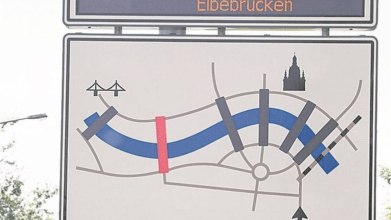 Eine Tafel an der Radeburger Straße zeigt, ob es sich gerade auf der Waldschlößchenbrücke staut. Fotos: Sven Ellger (3),