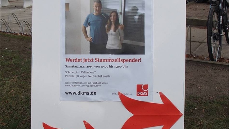 Plakate wiesen in ganz Neukirch den Weg zur Schule.