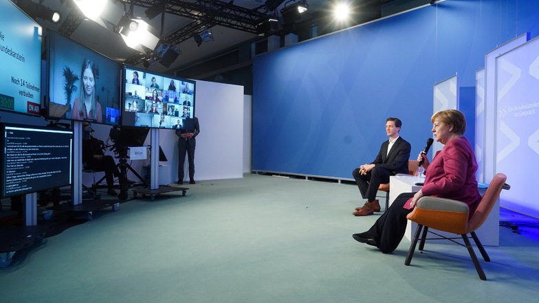 Angela Merkel (CDU) spricht neben dem Moderator bei der virtuellen Reihe "Die Bundeskanzlerin im Gespräch" mit Kunst- und Kulturschaffenden.