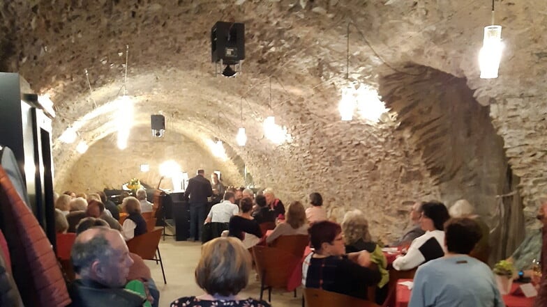 Ende April gab Liedermacher Yiannis Brauweiler aus Kleinnaundorf sein Debüt im Großenhainer Schlosskeller. Nun beginnt eine neue Kleinkunstreihe.