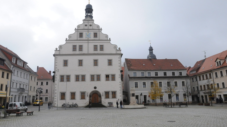 Die Stadt Dippoldiswalde hat das Gebäude neben dem Rathaus gekauft. Nun sucht sie Fachplaner für den Umbau.
