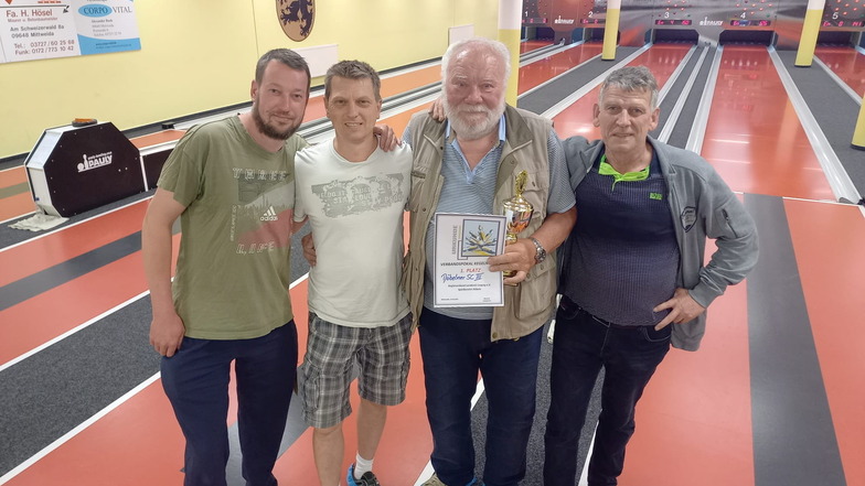 So sehen Sieger aus: Die Kegler des Döbelner SC III mit Benno Lauterbach (von links), Ulf Fausel, Klaus Vofrei und Olaf Wiese haben sich den Kreispokal gesichert.