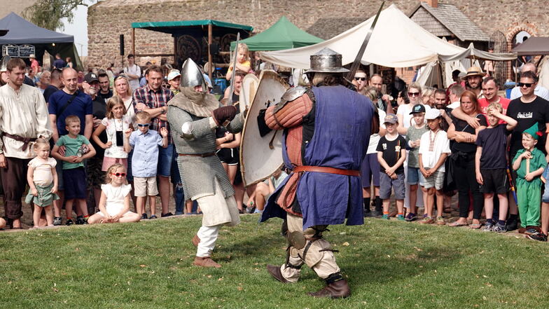 Beim diesjährigen Mittelalterspektakel rund um das Schloss Hermsdorf werden Shows aufgeführt.