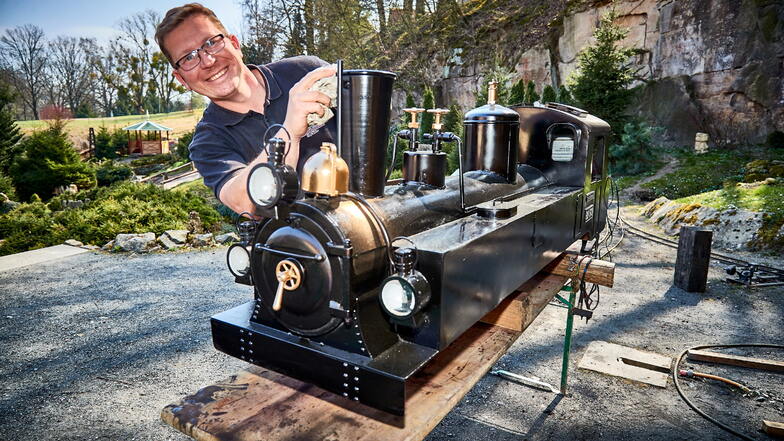 Im Miniaturpark "Kleine Sächsische Schweiz" in Dorf Wehlen macht Jan Lorenz wieder Dampf. Hier an der Dampflok "Franziska", einer Miniaturbergbahn für bis zu zwölf Passagiere, die durch den Park rollt.