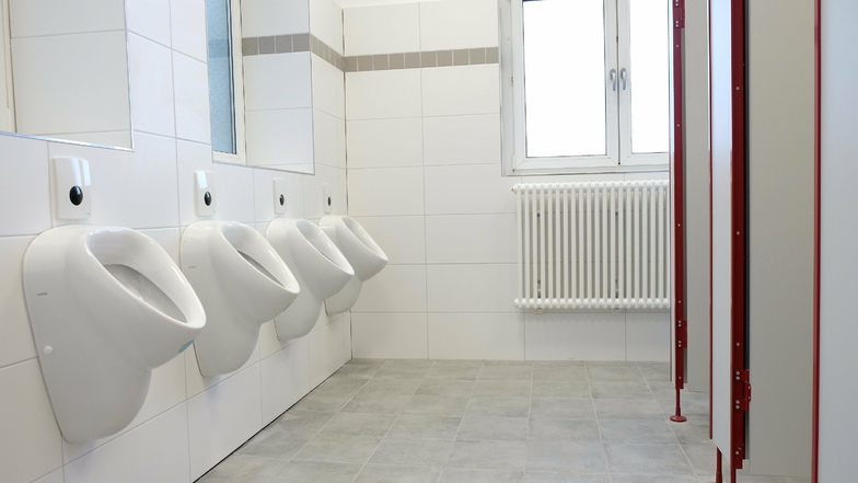 Als Quantensprung bezeichnet Schulleiterin Heike Zimmer die komplett neu gestalteten WC-Räume. Schüler, welche sich noch an den vorherigen Zustand erinnern, dürften ihr dabei sicherlich zustimmen.