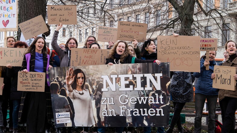 Teilnehmer einer Kundgebung gegen Gewalt gegen Frauen in Görlitz auf dem Postplatz am Montag.