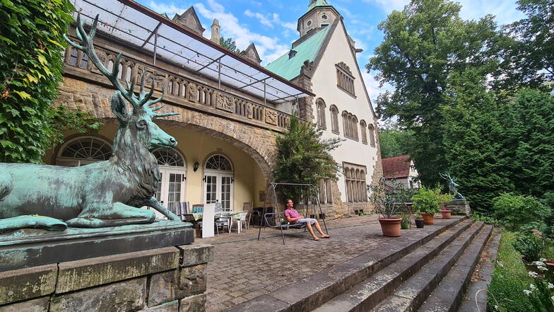 Ein Mitglied der sektenähnliche Organisation Königreich Deutschland sitzt auf der Terrasse des will Schlosses Bärwalde bei Boxberg.