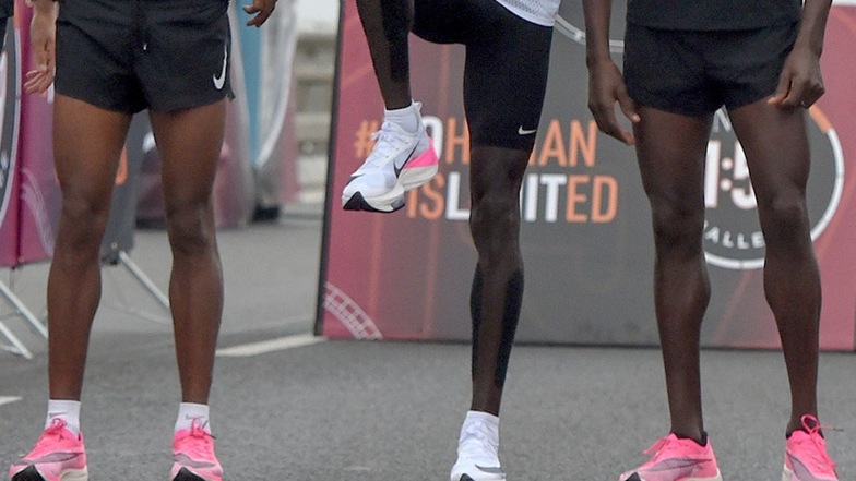 Bereit für einen Rekordlauf, der Beine und Gemüter bewegt. Eliud Kipchoge und seine Tempomacher stehen an der Startlinie – mit Wunderschuhen?