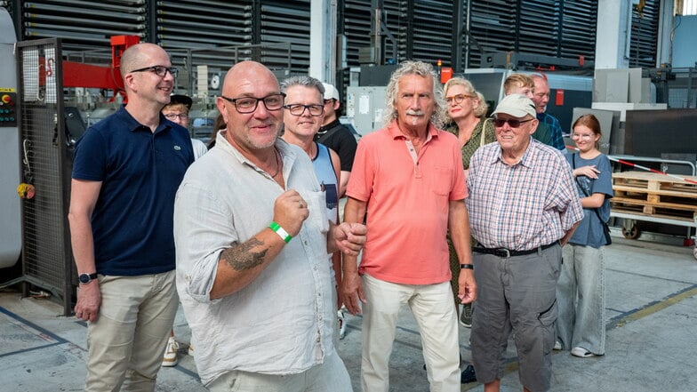 DAMB-Werksleiter David Lewick (vorn) erläutert interessierten Besuchern des Sommerfestes Abläufe in der Produktion.