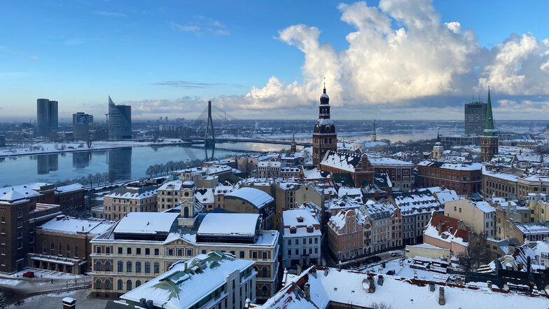 Blick von der Petrikirche auf den Dom und die Altstadt von Riga: Wer mit russischem Pass legal in Lettland leben will, muss  alltagstaugliche Lettisch-Kenntnisse nachweisen.