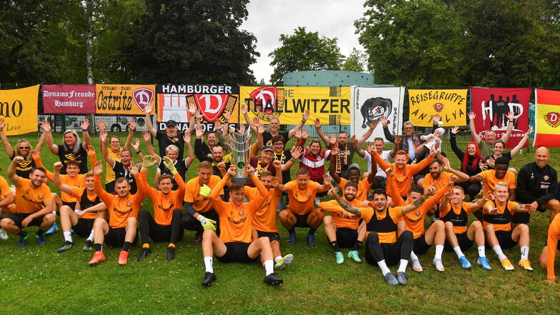 Das Gruppenfoto mit den Fans gehört zu einem jeden Dynamo-Trainingslager - auch 2021 im Heilbad Heilgenstadt.