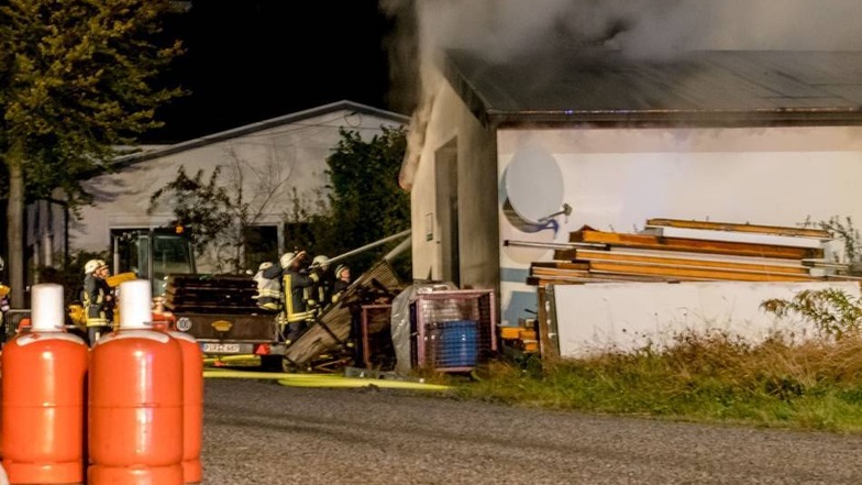 Brandgefährlich: In der Lagerhalle neben der brennenden Garage lagerten unter anderem Propangasflaschen und Benzinkanister.