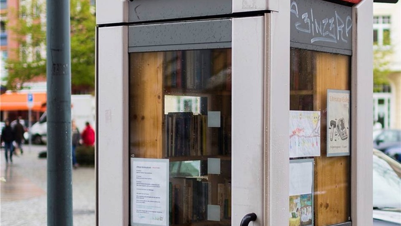 Lesen statt telefonieren kann man in der Bücherzelle an der Goschwitzstraße.