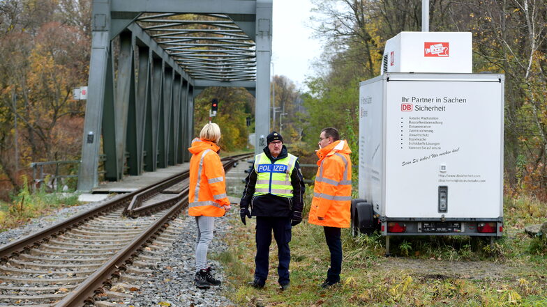Vor-Ort-Begehung von Mitarbeitern der Deutschen Bahn und der Bundespolizei an der Neißetal-Bahnbrücke in Hirschfelde: Nach erneutem Kabeldiebstahl musste der Zugverkehr auf der Strecke eingestellt werden.
